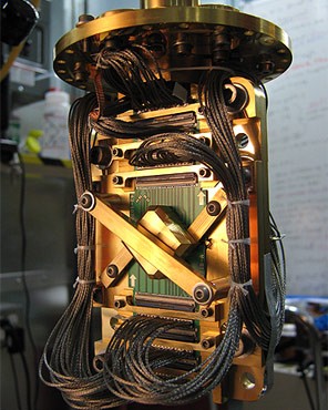 Partie de la structure qui refroidit et protge le processeur de  D-Wave effectaunt du  calcul quantique