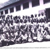 Militantes des Gerwani prisonnires dans un camp de concentration de la dictature Soeharto