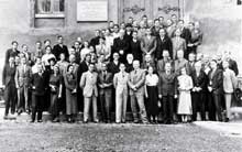 Tbingen 1937 : le 9 congrs de la «  Socit allemande d’anthropologie physique  » voit se runir entre autres les docteurs Eugen Fischer, Otmar von Verschuer, Alfred Ploetz et Josef Mengele qui posent avec d’autres congressistes. Durant ce congrs, les participants dcident de changer le nom de leur organisation : elle s’appellera dsormais «  Socit allemande pour l’hygine raciale  ». Mengele se trouve  gauche du second rang.