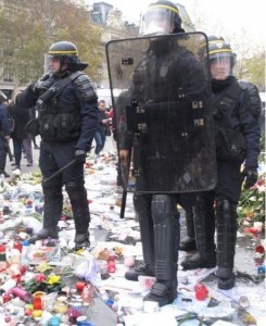 COP21 les CRS pitinent le memorial place de la rpublique 3