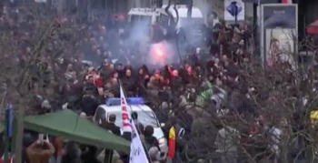 Arrive d'un groupe de no-nazis flamands, escort par la police de Bruxelles depuis la Gare du Nord, sur le fronton de La Bourse le 27 mars 2016