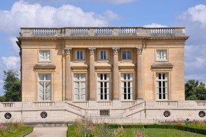 800px-Petit_Trianon_-_Facade_ouest_-2-.jpg