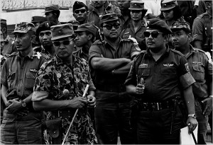 Major General suharto  gauche avec Gen Sabur commandant de la garde prsidentiel octobre 1965