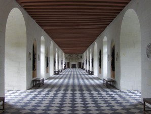 797px-ChateaudeChenonceauGalleryGroundfloor.jpg