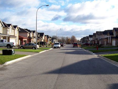 Bienvenue en Suburbia. Le prix d'entre comprend vos amitis, votre sant mentale et votre me.