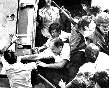 Panique  Sagon - 30 avril 1975 - Explications fraternelles entre "occupants" et "collabos-opposants modrs" lors du sauve-qui-peut. Prfigurant les scnes  venir au Moyen-Orient...