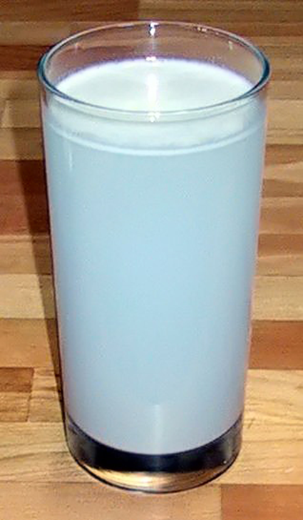 Dispersion de Tyndall observe avec de la farine en suspension dans un verre d'eau