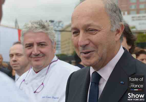 Laurent Fabius accompagn de Jean-Louis Dumonet, secrtaire du Taste of France et prsident des Matres cuisinier de France pour l’Amrique du Nord