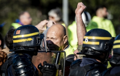 gilets jaunes face aux mdias et  la classe politique