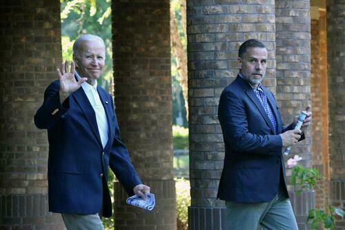 Le prsident amricain Joe Biden ( gauche) salue son fils Hunter Biden aprs avoir assist  une messe  l'glise catholique Holy Spirit  Johns Island, en Caroline du Sud, le 13 aot 2022. (Nicholas Kamm/AFP via Getty Images)