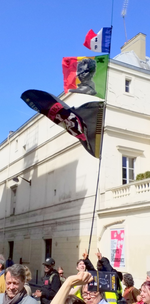 Banderoles, drapeaux et Gilets jaunes