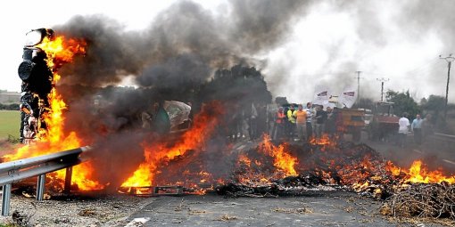 Hier, prs de Loupian, des agriculteurs de l’Hrault ont incendi l’un des quipements de l’cotaxe.