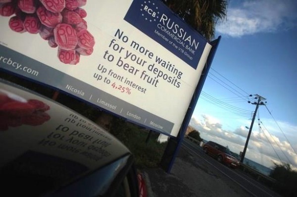 Parmi les gros dposants dans des banques chypriotes figurent des riches particuliers russes, attirs par les promesses de rentabilit de la Russian Commercial Bank (Cyprus). Ici une affiche publicitaire le long d'une route prs du port chypriote de Limassol.