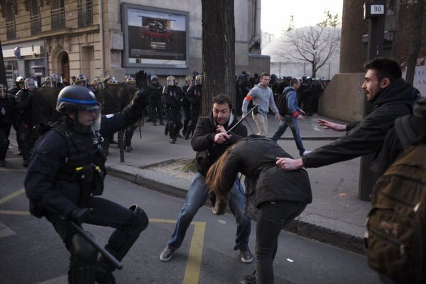 Manif 17 mars Jeune femme agresse par 2 flics