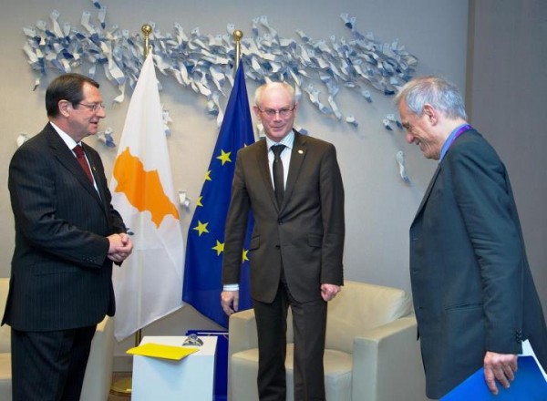 De gauche  droite : M. Nicos ANASTASIADES, Prsident de la Rpublique de Chypre, M. Herman VAN ROMPUY, Prsident du Conseil europen, et M. Michael SARRIS, ministre des finances de la Rpublique de Chypre. Tous ces messieurs semblent savourer l'ide du racket organis sur les dposants chypriotes. Le ministre des finances de Chypre parat mme avoir du mal  ne pas clater de rire. 