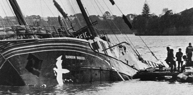 Le Rainbow Warrior dans le port d'Auckland, le 10 juillet 1985. NEW ZEALAND HERALD / AFP.