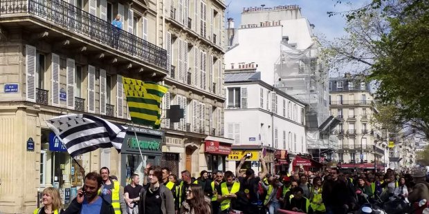 Banderoles, drapeaux et Gilets jaunes