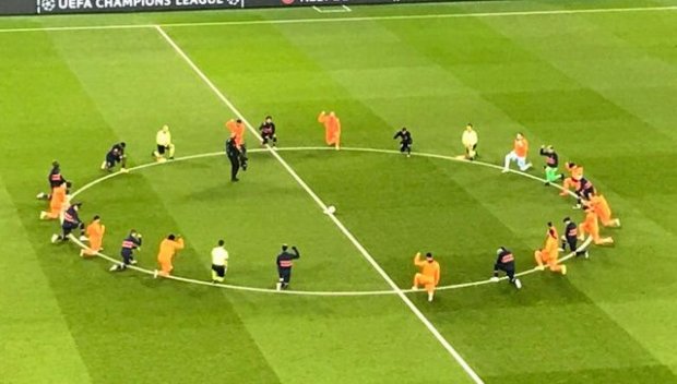 PHOTO : PSG, genou au sol pendant l'hymne - Football MAXIFOOT