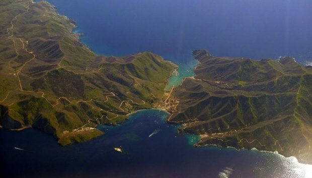 L'le de Catalina possde deux villages, Two-Harbours, connue sous le nom de « l'Isthme », avec 300 habitants, et Avalon. Il n'a qu'un seul restaurant, un htel et un magasin gnral.  Anonyme