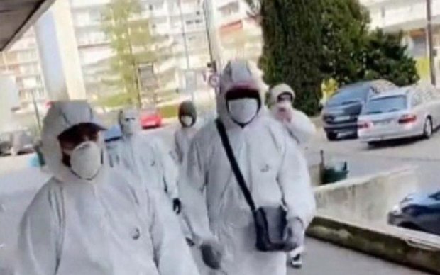  Des images de jeunes gens en combinaisons de peinture et pourvus de masques circulent sur les rseaux sociaux.