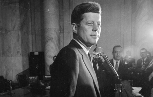 Kennedy a parl de son oncle JFK comme tant "en guerre" avec le complexe militaro-industriel, et a affirm que les agences de renseignement "essayaient de le piger" pour qu'il lance des excursions militaires  Cuba et au Vit Nam.