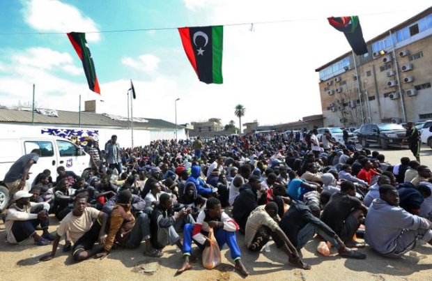 Des migrants africains rassembls par les services libyens de lutte contre l’immigration illgale, le 23 mars,  Tripoli.