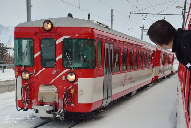 Sedrun (1450 m): croisement du train pour Andermatt avec celui pour Disentis Mustr – 15:31  Bernard Grua