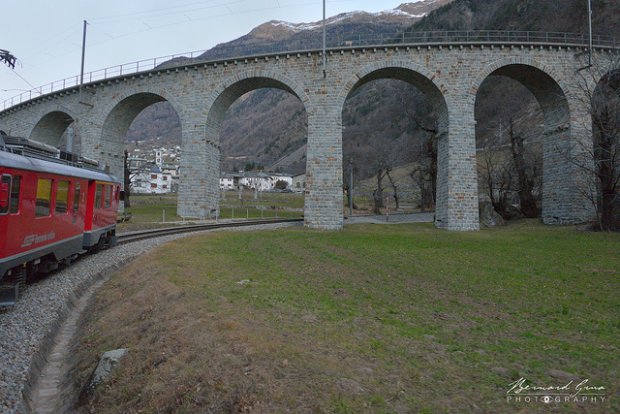 Approche du viaduc hlicodal de Brusio par l’aval. Passage sous une arche et cercle de la droite vers la gauche avant de monter sur le viaduc – 07:55   Bernard Grua