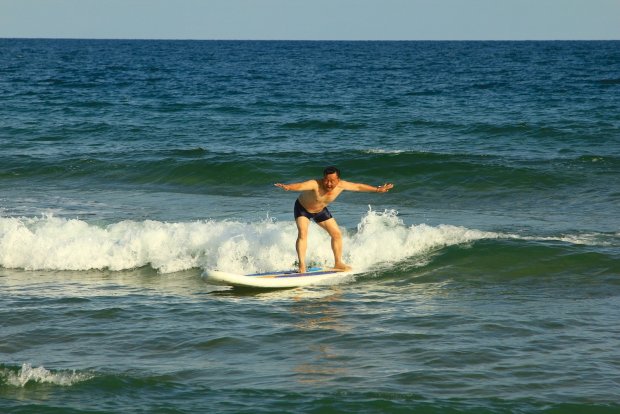 Mme les Papys Nord-Corens se mettent au surf...