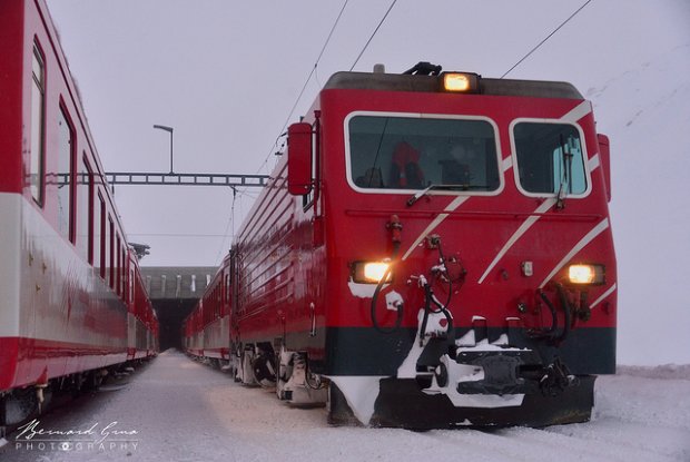 Oberalppass (2033 m): le train pour Andermatt croise celui pour Disentis – 16:54  Bernard Grua