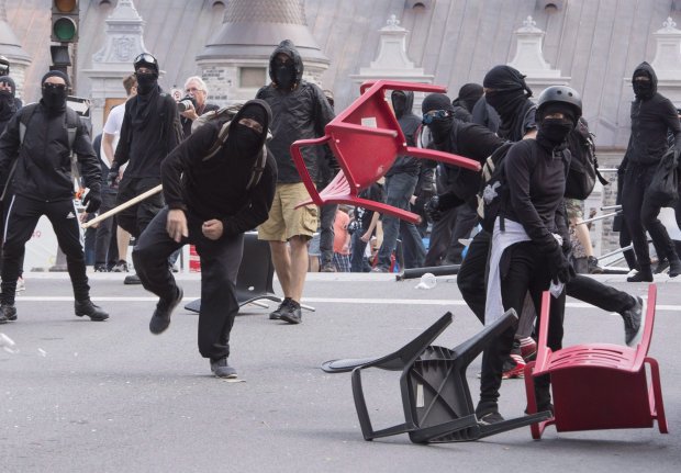 Des antifas avaient prvu d'affronter La Meute  Qubec. Ils se sont buts   la police