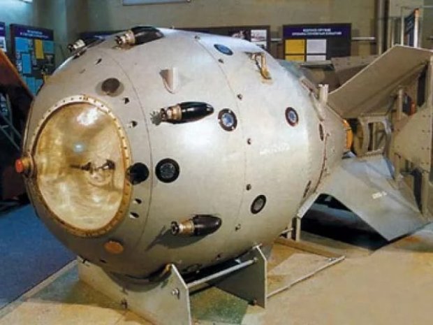 Casillic on X: "RDS-1 Soviet 1st atomic bomb casing has some very  interesting features! Any one on Nuclear Twitter have any details or docs  on their function? #nukes #soviet #atomic #nuclear #weapons #