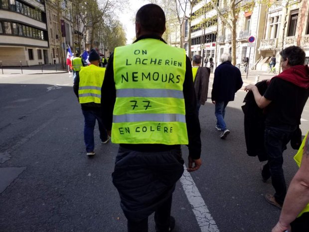 Banderoles, drapeaux et Gilets jaunes