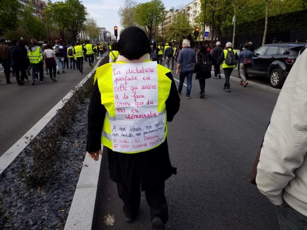 Banderoles, drapeaux et Gilets jaunes