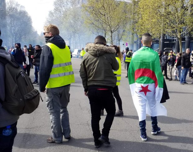 Banderoles, drapeaux et Gilets jaunes