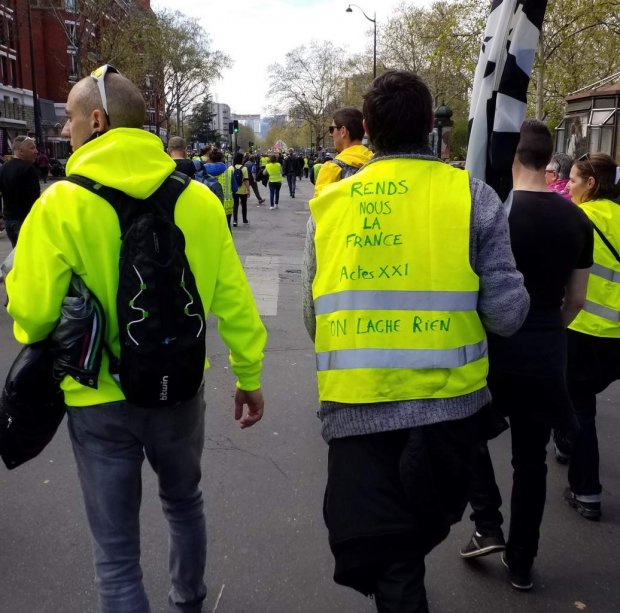 Banderoles, drapeaux et Gilets jaunes