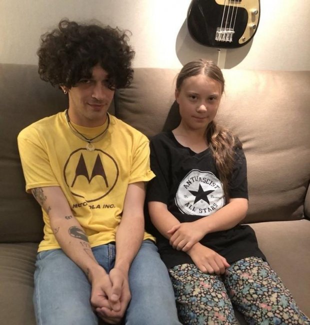 greta-thunberg-pose-the-1975-antifa-group-supprime-groupe-tweet