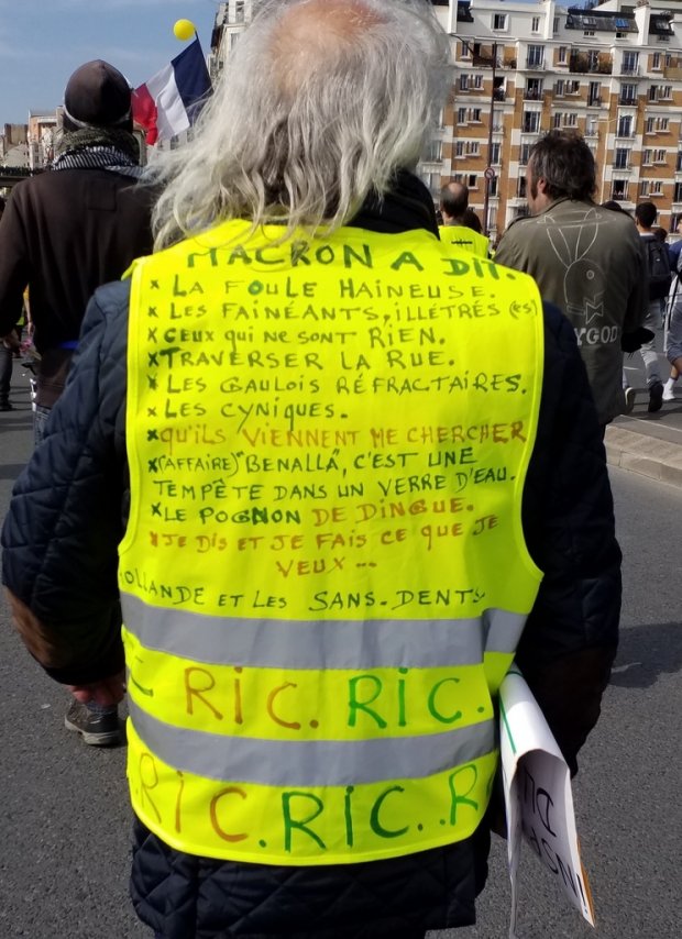 Banderoles, drapeaux et Gilets jaunes