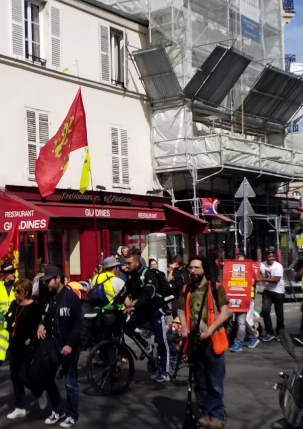 Banderoles, drapeaux et Gilets jaunes